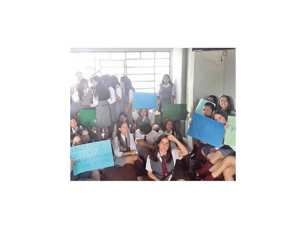 Jóvenes tomaron colegio en protesta por falta de rubros