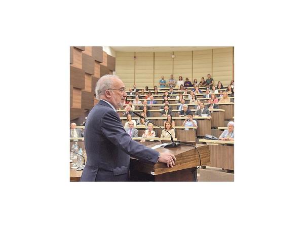 Director de la Real Academia presenta material en BCP