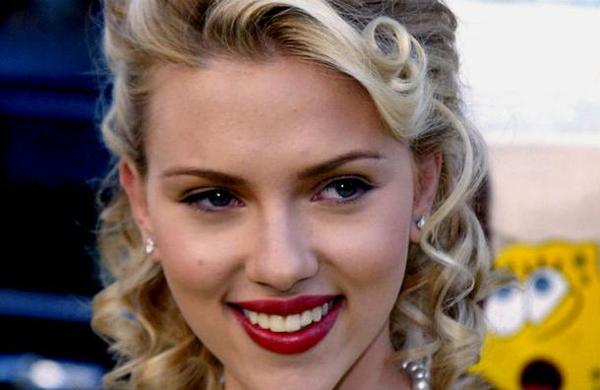 Aseguran que Scarlett Johansson pasó por el quirófano para reducir su busto...así luce - C9N