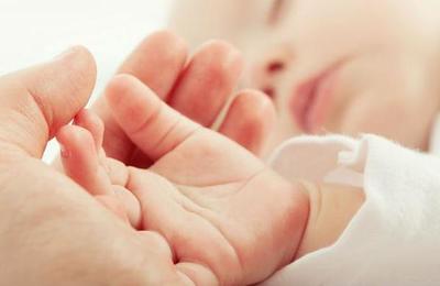 'Él me eligió a mí': la emotiva historia del enfermero que adoptó un bebé abandonado en el hospital - C9N