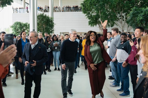 Apple presenta su ofensiva en televisión, noticias y videojuegos, y lanza una tarjeta de crédito