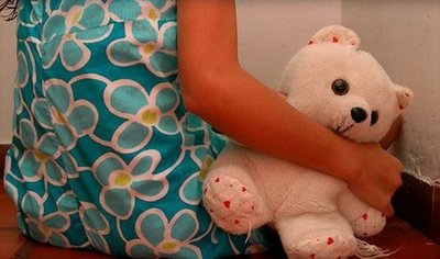Adolescente víctima de abuso tuvo gemelos y no recibe asistencia
