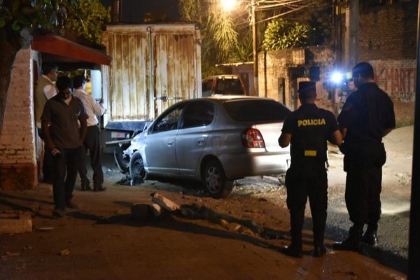 Prófugo chocó contra un auto tras persecución | Paraguay en Noticias 