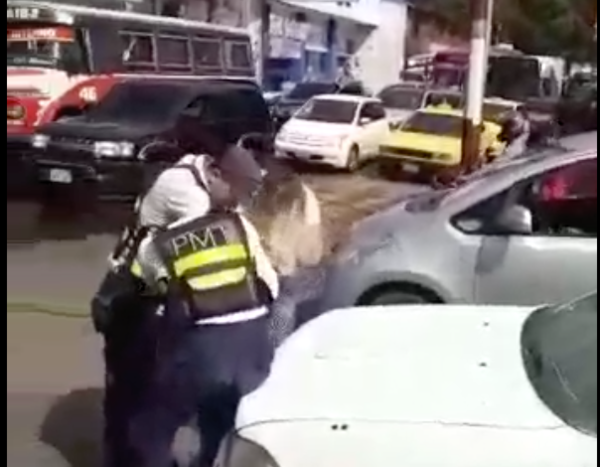 HOY / Mujer entra de contramano y al ser 'alteada' agrede a una agente: multada en 3 millones