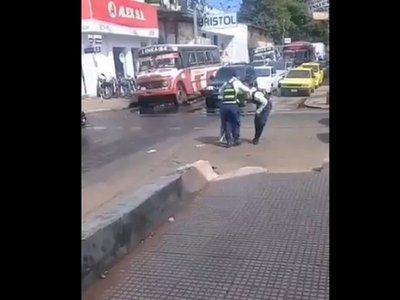 Oficial de PMT al Hospital de Trauma tras pelea con conductora