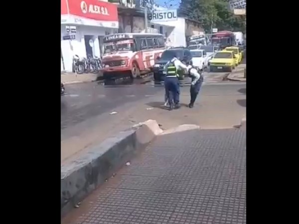 Oficial de PMT al Hospital de Trauma tras pelea con conductora