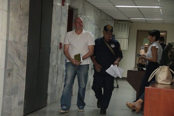 Empresario procesado por feminicidio seguirá preso en Emboscada