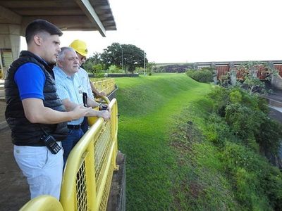 Afamado astronauta ruso visitó represa en Paraguay