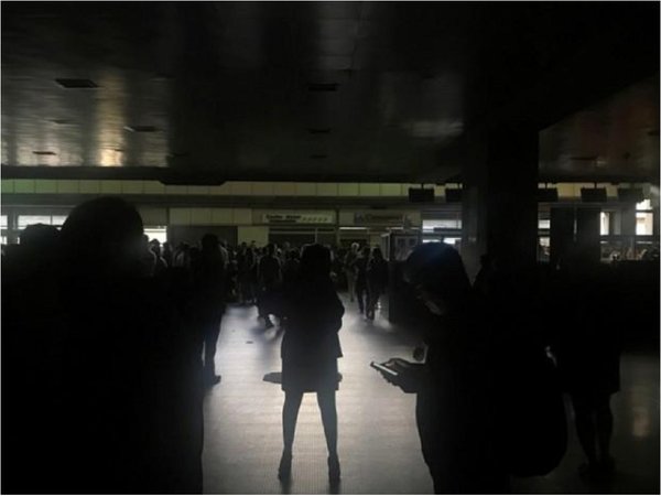 Venezuela lleva 24 horas sin luz, suspenden clases y jornada laboral