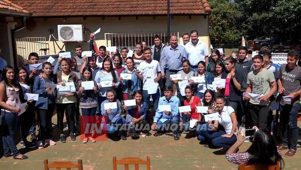 50 UNIVERSITARIOS DE SAN COSME RECIBEN APORTE MUNICIPAL.