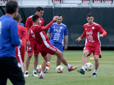 Nico Lithitx, nuestro enviado especial, confirmando el equipo de la selección paraguaya