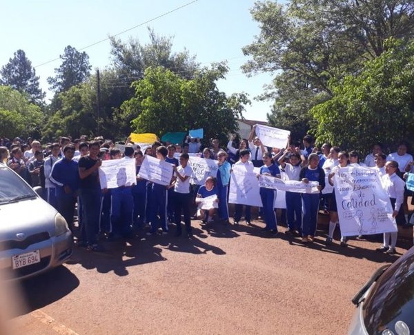 Estudiantes protestan para exigir docentes en Natalio | Paraguay en Noticias