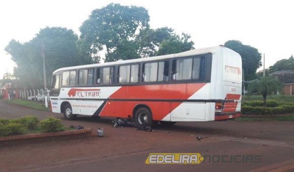 Dos personas heridas en un accidente de transito en la rotonda de Natalio Km. 10 Itapua | Paraguay en Noticias
