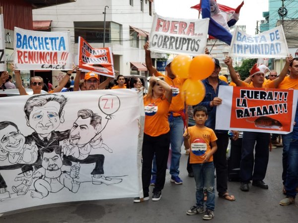 Retoman escrache a Enrique Bacchetta frente al JEM