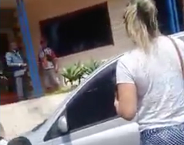 HOY / Tras ir de contramano y agredir a agente, estacionó sobre paso peatonal y de nuevo multada