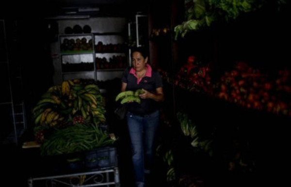 Venezuela: continúa el apagón y se prolonga la suspensión de actividades - Radio 1000 AM