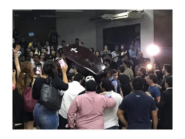 Estudiantes se agarran a golpes en la Facultad de Derecho de la UNA | Paraguay en Noticias