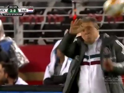 Pelotazo del Toto al Tata, "lo mejor" del partido de Paraguay