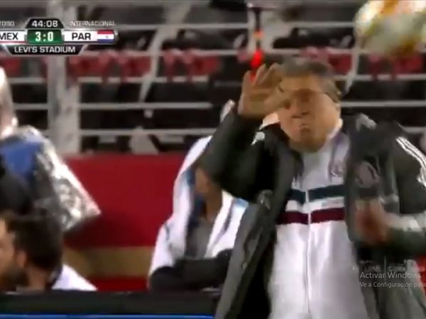 Pelotazo del Toto al Tata, "lo mejor" del partido de Paraguay