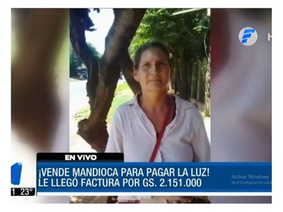 Vende mandioca para poder pagarle a la Ande