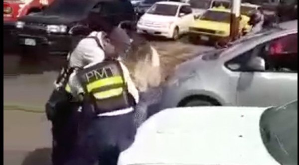 Una mujer se agarró de los pelos con una PMT
