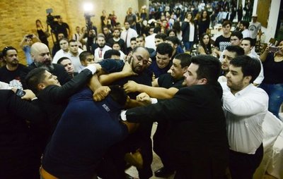 Alumnos de Derecho UNA protagonizan nueva gresca - Edicion Impresa - ABC Color