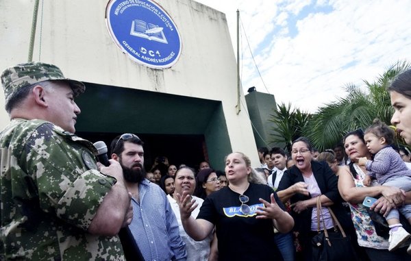Movilización en colegio ante peligro de derrumbe - Edicion Impresa - ABC Color
