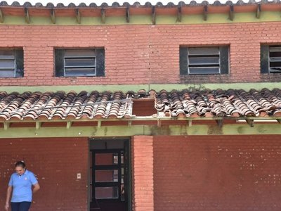 Colegio en predio militar se cae y el MEC se desentiende