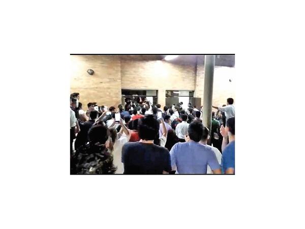 En Derecho UNA estudiantes se toman a golpes y patadas