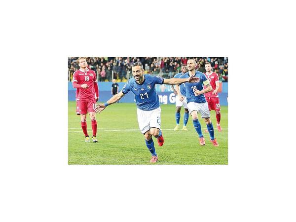 Italia golea y España cumple