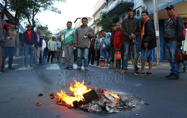 Campesinos sitian microcentro por condonación de deudas