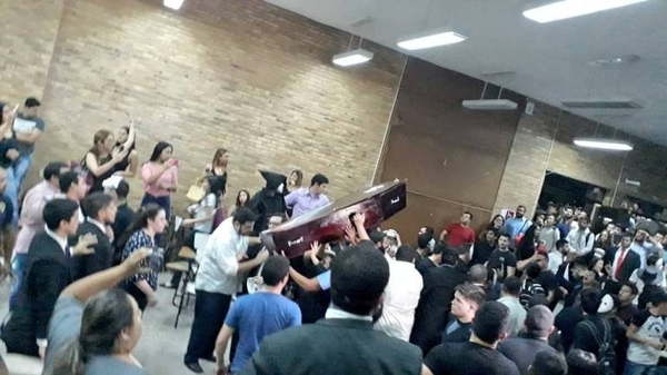 HOY / Moquete y ataúd en Derecho UNA: “Nos deja muy mal parados”
