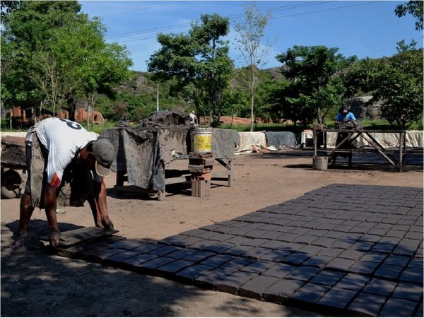 Ceramistas se movilizan en reclamo por uso de materiales prefabricados
