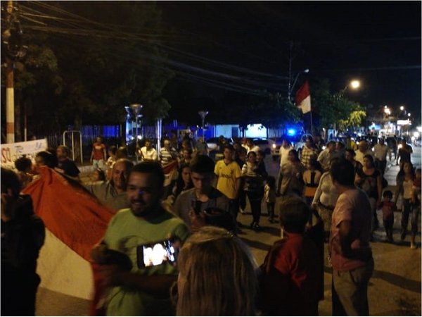 En Mariano Roque Alonso se manifiestan contra intendenta | Paraguay en Noticias