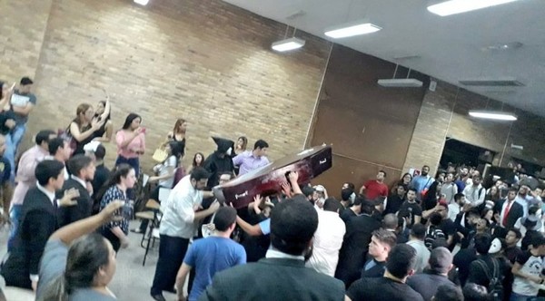 Moquete y ataúd en Derecho UNA: “Nos deja muy mal parados” – Prensa 5