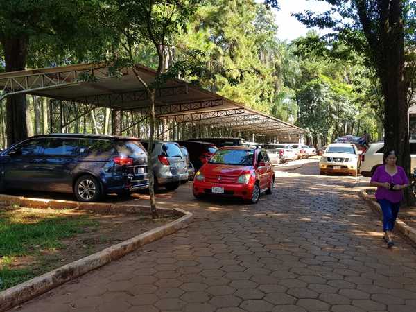 Tortoleros roban pistola y notebook de vehículo estacionado en la Gobernación