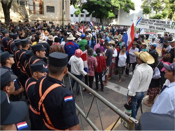 Policía impone ley del marchódromo para evitar marcha por el microcentro | Paraguay en Noticias