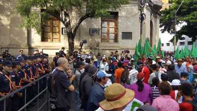 Policía Nacional obstaculiza marcha, denuncian - ADN Paraguayo