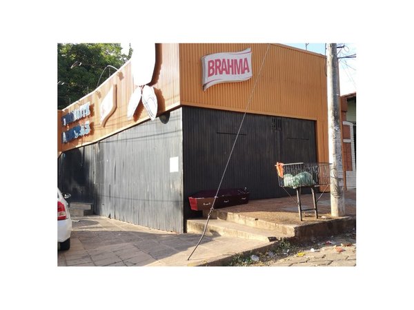 Frente a una bodega apareció el ataúd usado por alumnos de Derecho