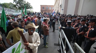 HOY / Gobierno resalta que no hay terrenos para dar ni plata para subsidiar a campesinos