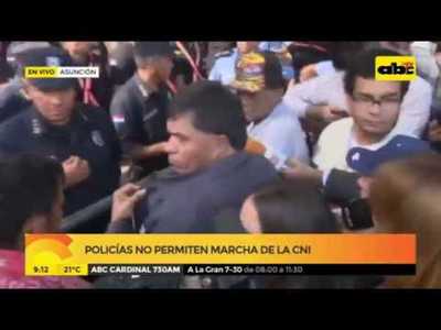 Policías no permiten marcha de la CNI - Tv - ABC Color