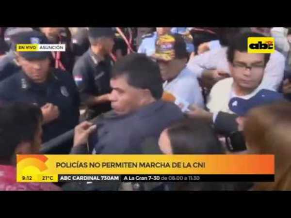 Policías no permiten marcha de la CNI - Tv - ABC Color
