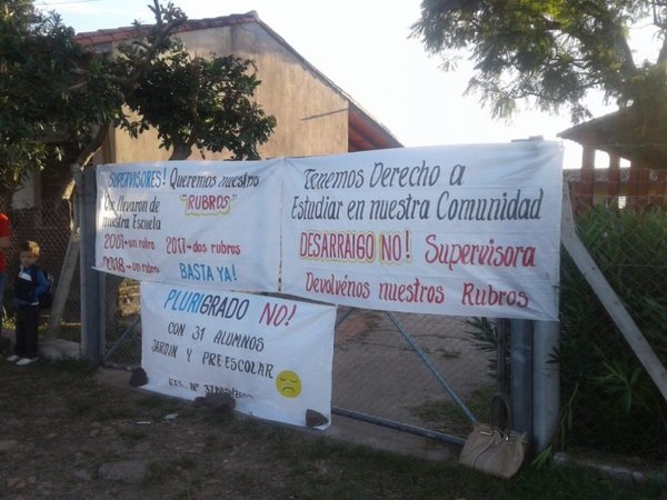 Padres cierran escuela en Ayolas | Paraguay en Noticias