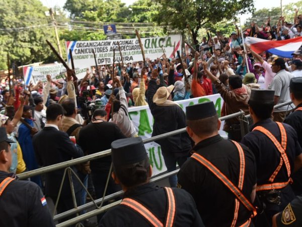 Pese a tensión, manifestantes aguardan resultado de la reunión con autoridades