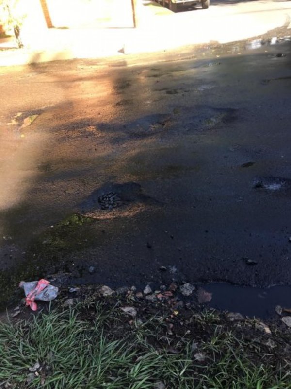 Rodeados de baches y aguas sucias - Cronicas Ciudadanas - ABC Color
