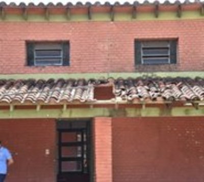 Colegio en ruinas y 1.000 estudiantes en riesgo - Paraguay.com