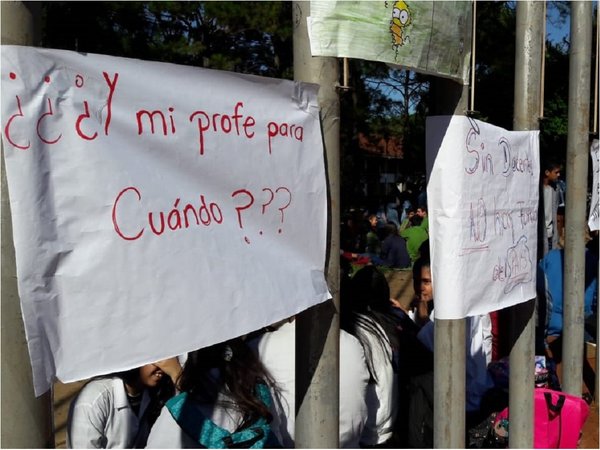 Sentata de estudiantes por falta de docente en materias técnicas