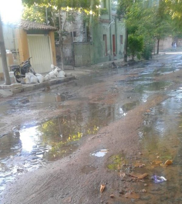 Caño roto destruye asfaltado - Cronicas Ciudadanas - ABC Color