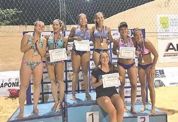 La dupla Valiente y Martí son monarcas en vóley - ADN Paraguayo