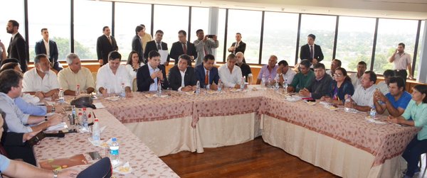 Autoridades se reúnen con líderes campesinos - ADN Paraguayo